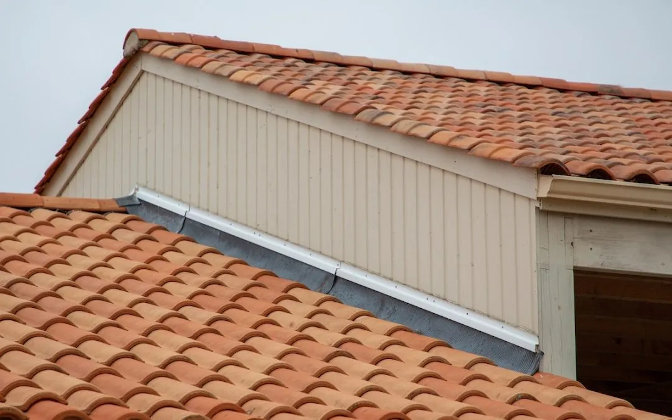 flashing on edge of tile roof