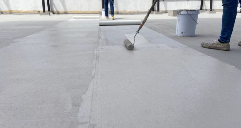 Reinforced plastic mesh for waterproofing