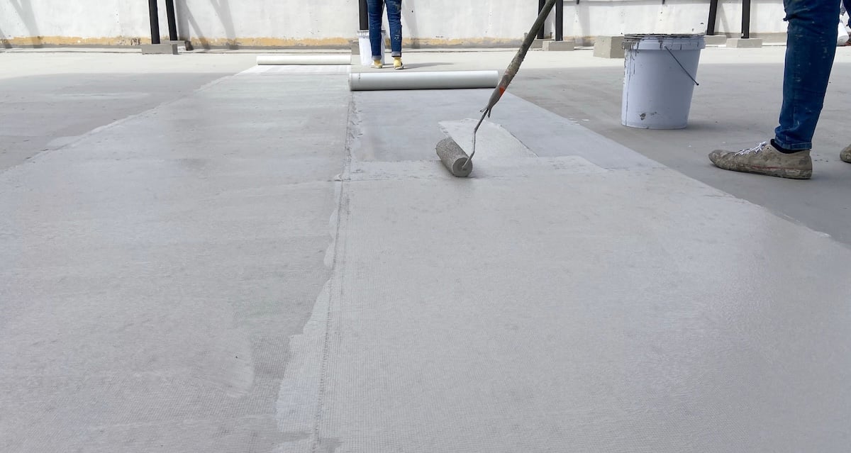 Reinforced plastic mesh for waterproofing