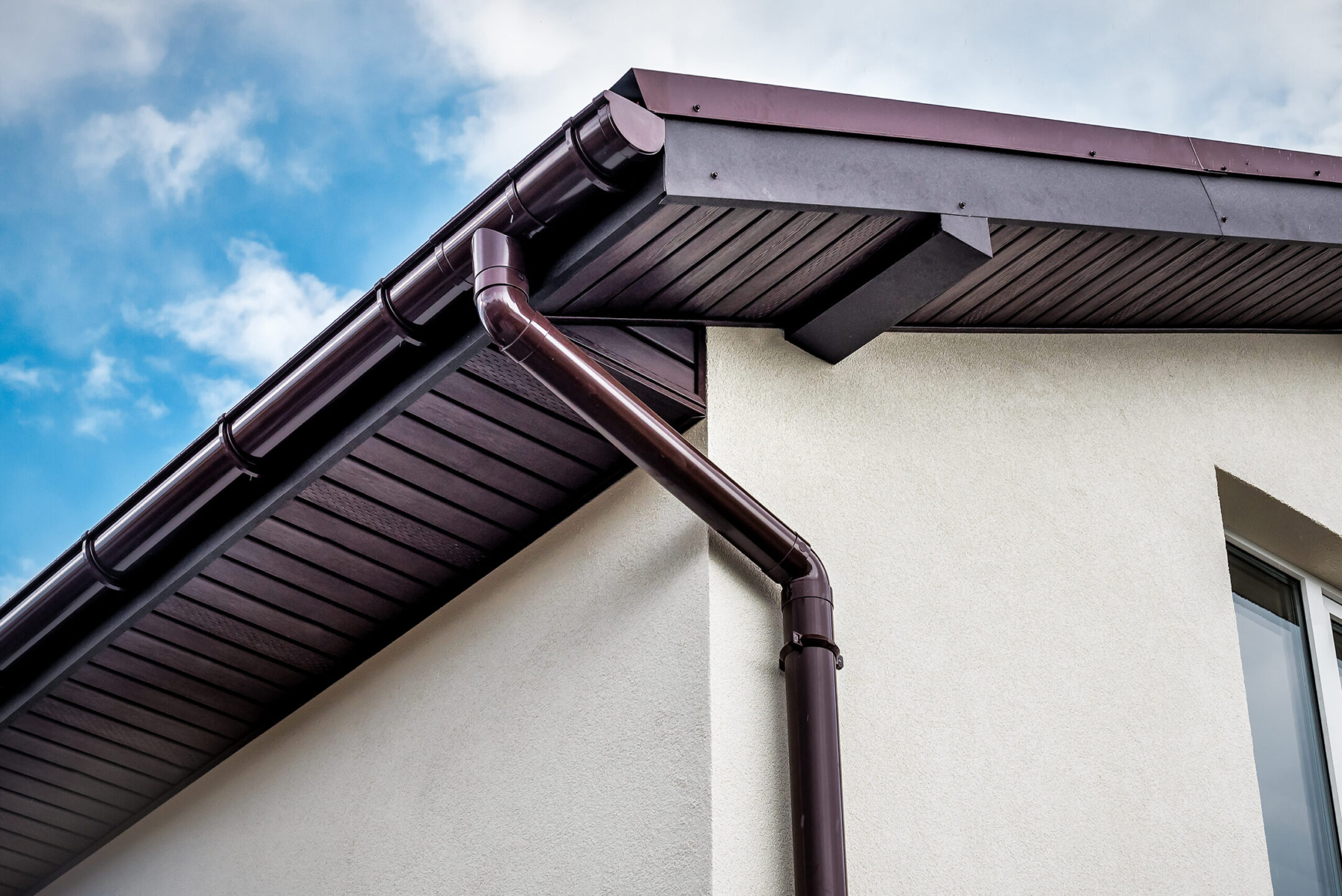 Lateral coated metal panel, rain gutter and rain water pipe